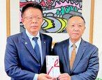 手嶋町長（左）に目録を手渡す新木会長