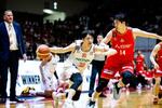 　名古屋Ｄ戦で攻め込む広島の山崎（手前左）＝ドルフィンズアリーナ（（Ｃ）Ｂ．ＬＥＡＧＵＥ）