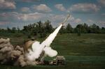 　ウクライナ東部ドネツク州でロケット弾を発射する高機動ロケット砲システム「ハイマース」。国際的な軍事支援でウクライナに供与された＝５月（ゲッティ＝共同）