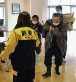 　石川県輪島市鵜入町から能美市の「辰口福祉会館」に避難した人たち＝１９日