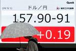 　１ドル＝１５７円台後半を示すモニター＝１日午後、東京・日本橋茅場町