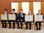 記念撮影をする右から森田さん、北尾さん、平井知事、浅井さん、井田さん＝１０日、知事公邸