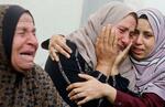　イスラエル軍の攻撃による犠牲者の遺体を前に嘆く女性＝２１日、ガザ地区南部ラファ（ロイター＝共同）