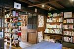 　木張りの店内に本が並ぶ「トンガ坂文庫」＝２０２４年１月、三重県尾鷲市