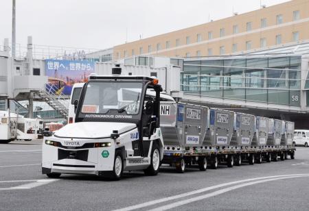 　無人運転で試験走行するトラクター＝１６日午前、羽田空港