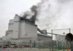 　黒煙を上げる、ＪＥＲＡの武豊火力発電所＝３１日午後、愛知県武豊町