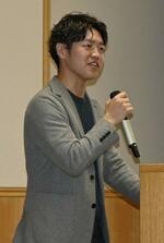 　セミナーで講演するアプリ会社「オミカレ」の井上翔太最高戦略責任者＝２０２３年１２月、鳥取市