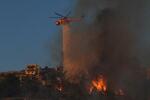 　１７日、ギリシャ・アテネ近郊で山火事の消火にあたるヘリコプター（ゲッティ＝共同）