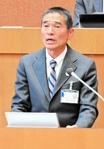 境港市長選に立候補の意向を表明する伊達氏＝１１日、同市議会議場