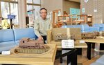 段ボールの断面の中芯の波形を生かした独自の作品を披露する原さん＝米子市福祉保健総合センター