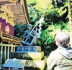 山王宮日吉神社本殿横に設置されている雄猿の銅像。子どもの守り神として親しまれている