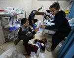 　イスラエル軍の空爆でけがをして病院に搬送された子どもら＝１４日、パレスチナ自治区ガザ中部デルバラハ（ゲッティ＝共同）