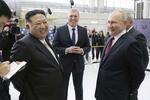　ロシア極東アムール州のボストーチヌイ宇宙基地で、笑顔を見せるプーチン大統領（手前右）と北朝鮮の金正恩朝鮮労働党総書記（同左）＝１３日（朝鮮中央通信＝共同）