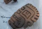 　パコパンパ遺跡で発見されたジャガーの横顔の印章＝８月、南米ペルー（パコパンパ考古学調査団提供）