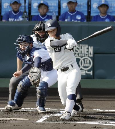 　西日本短大付―菰野　１回表西日本短大付無死一塁、井上蓮が左翼線に先制二塁打を放つ。捕手栗本＝甲子園