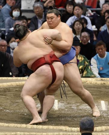 　大の里（奥）が押し出しで隆の勝を下す＝エディオンアリーナ大阪