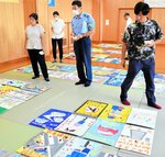 美方郡内の小中学生による力作が一堂に並んだ会場＝２７日、新温泉町戸田の美方署