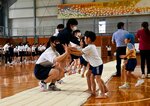 リレーの中間地点で楽しそうにハイタッチをする子どもら