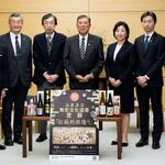 　日本酒造組合中央会の大倉治彦会長（左から２人目）らと写真に納まる石破首相（中央）＝１６日午前、首相官邸