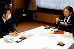 プリンセスかおりのパックご飯を試食する平井知事（右）＝２７日、鳥取県庁