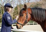 　愛宕号と南口佑美巡査部長＝１月、京都市左京区