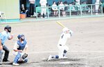 ３回戦・東洋大姫路―浜坂　浜坂は四回裏、先頭の楠田が右前打で出塁＝１６日、姫路市の姫路ウインク球場