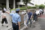 　傍聴券を求めて並ぶ人たち＝東京地裁