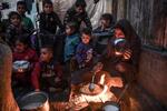 　ガザ地区南部ラファで避難生活を送るパレスチナ人家族＝１７日（ゲッティ＝共同）