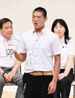 組み合わせ抽選会でくじを引く鳥取城北の石黒尚主将＝大阪市のフェスティバルホール