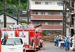 　松山市で発生した土砂崩れの現場付近＝１２日午前７時１分