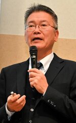 講演する金原氏＝２１日、倉吉市の日本海新聞中部本社ホール