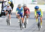 男子Ａ個人ロードレース　林原聖真（中央）が先頭集団に食らい付く＝大分県オートポリス特設コース