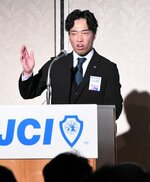 新たに就任し決意を述べる田村理事長＝１２日、鳥取市今町２丁目のホテルニューオータニ鳥取