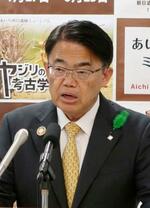 　記者会見する大村秀章愛知県知事＝１３日午前、愛知県庁