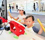 ｅスポーツに夢中の子どもたち＝３日、ＪＲ鳥取駅北口のケヤキ広場