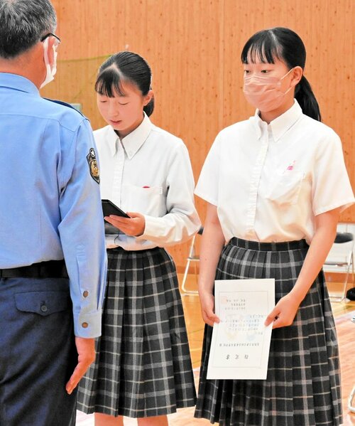 交通マナーアップを宣言する宮内さん（中央）と内田さん（右）