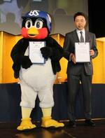 　契約更改したプロ野球ヤクルトの人気マスコット「つば九郎」。右は小川淳司ＧＭ＝２９日、東京都内のホテル
