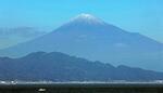 　積雪している様子が確認できる静岡県側から見た富士山＝６日午前