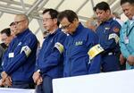 　北海道地震の発生から５年となり、札幌市での防災訓練で犠牲者に黙とうをささげる秋元克広市長（右から３人目）ら＝６日午前