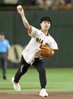 　巨人―中日戦で始球式を務める体操男子の岡慎之助選手＝東京ドーム