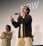 　舞台あいさつで熱唱するジャッキー・チェン＝１１日、東京都千代田区