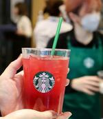 　スターバックスコーヒージャパンが導入したバイオプラ製のストロー＝２３日午前、沖縄県北谷町