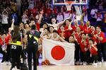 　バスケットボール男子Ｗ杯順位決定リーグで、カボベルデを破って、喜ぶ日本代表。パリ五輪出場権を獲得した＝２日、沖縄アリーナ