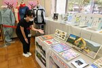 絵本や関連書籍、ユニホームなどが並ぶコーナー＝鳥取市の県立図書館