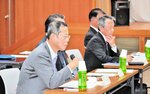 学校跡地の活用について発言する岩美町の長戸町長（手前）＝１１日、兵庫県新温泉町の浜坂多目的集会施設