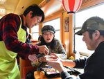 地酒を飲み比べる参加者＝１３日、若桜鉄道の観光列車「八頭号」