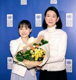 　記者会見に登場した芦田愛菜（左）と紺野美沙子＝東京都千代田区