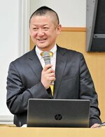 こども家庭庁の概要や保育現場の現状について語る馬場さん＝２５日、倉吉市の鳥取短期大