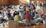 　石川県穴水町の避難所で暖を取る被災者たち＝８日