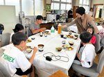 旬の食材を使った栄養たっぷりの食事を楽しむ子どもたち＝４月２７日、日野町黒坂の旧黒坂小